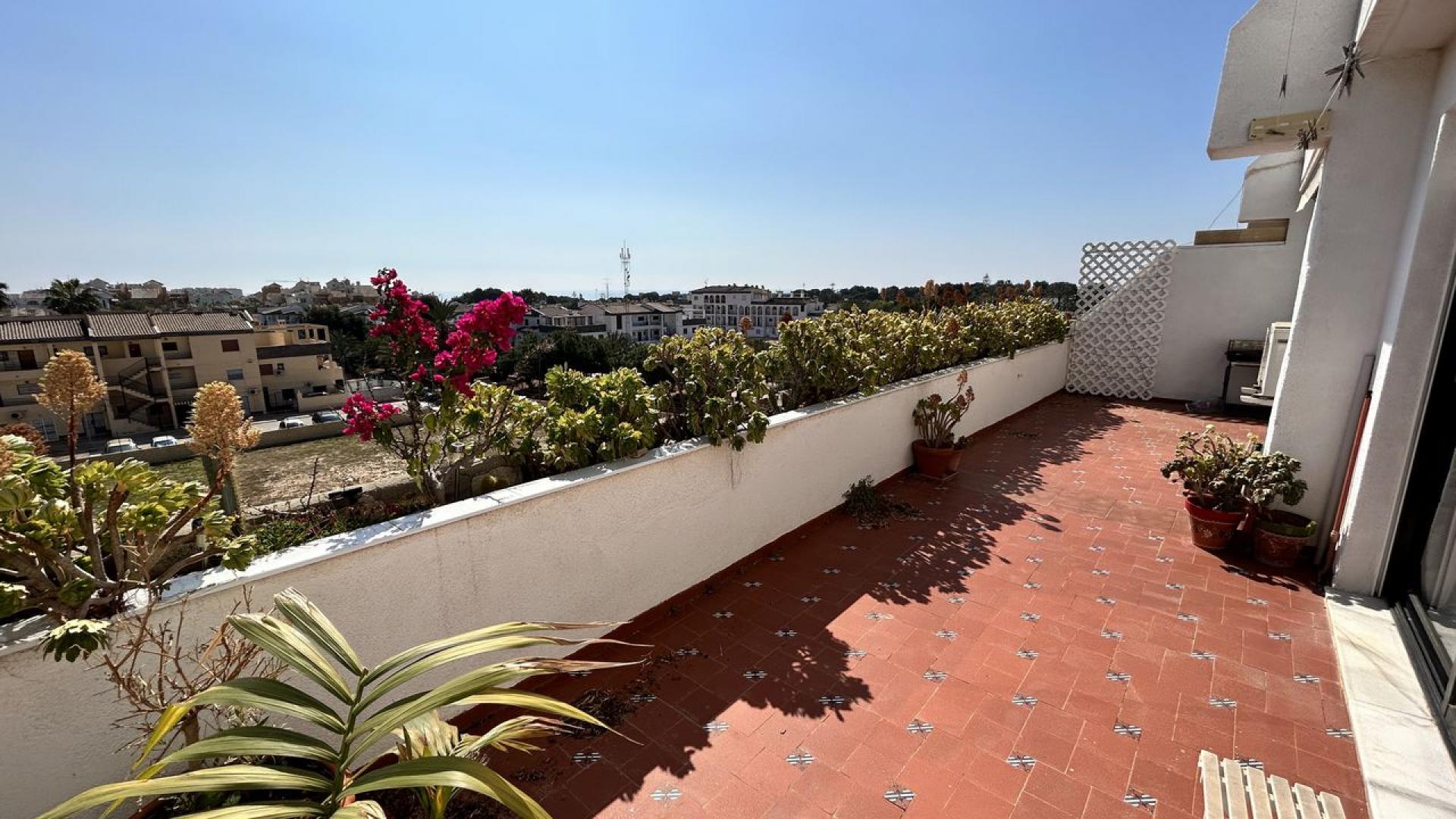 Punta Prima, Beautiful and bright penthouse of 98m2, with a terrace facing Southeast of 18m2