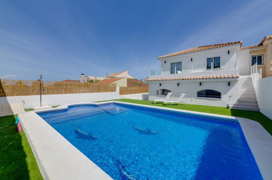 Torrevieja, Los Balcones, Chalet adosado totalmente reformado  con piscina privada Villa Torrevieja