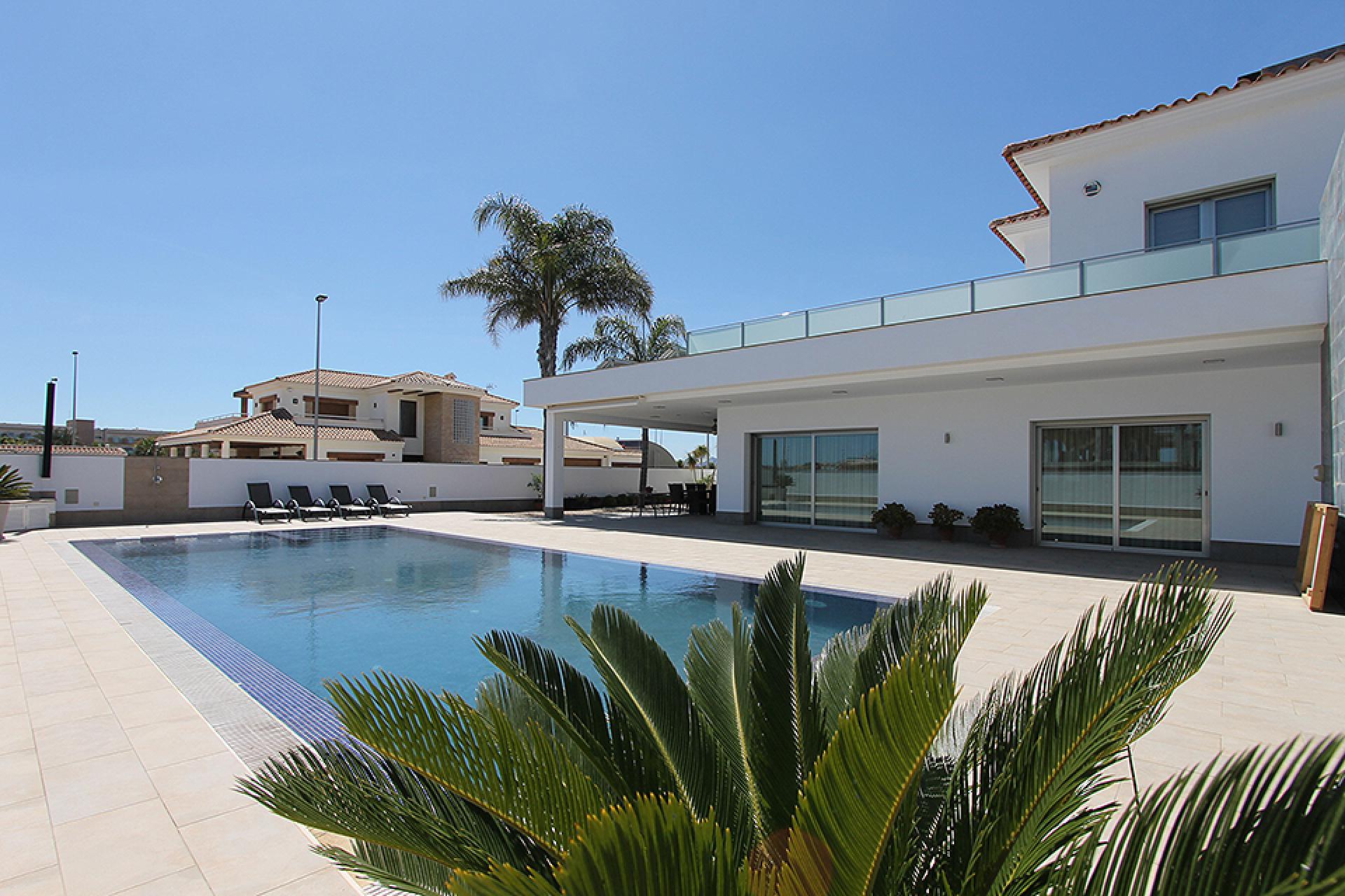 San Pedro del Pinatar, Grote luxe villa met 6 slaapkamers, garage en privé zwembad 