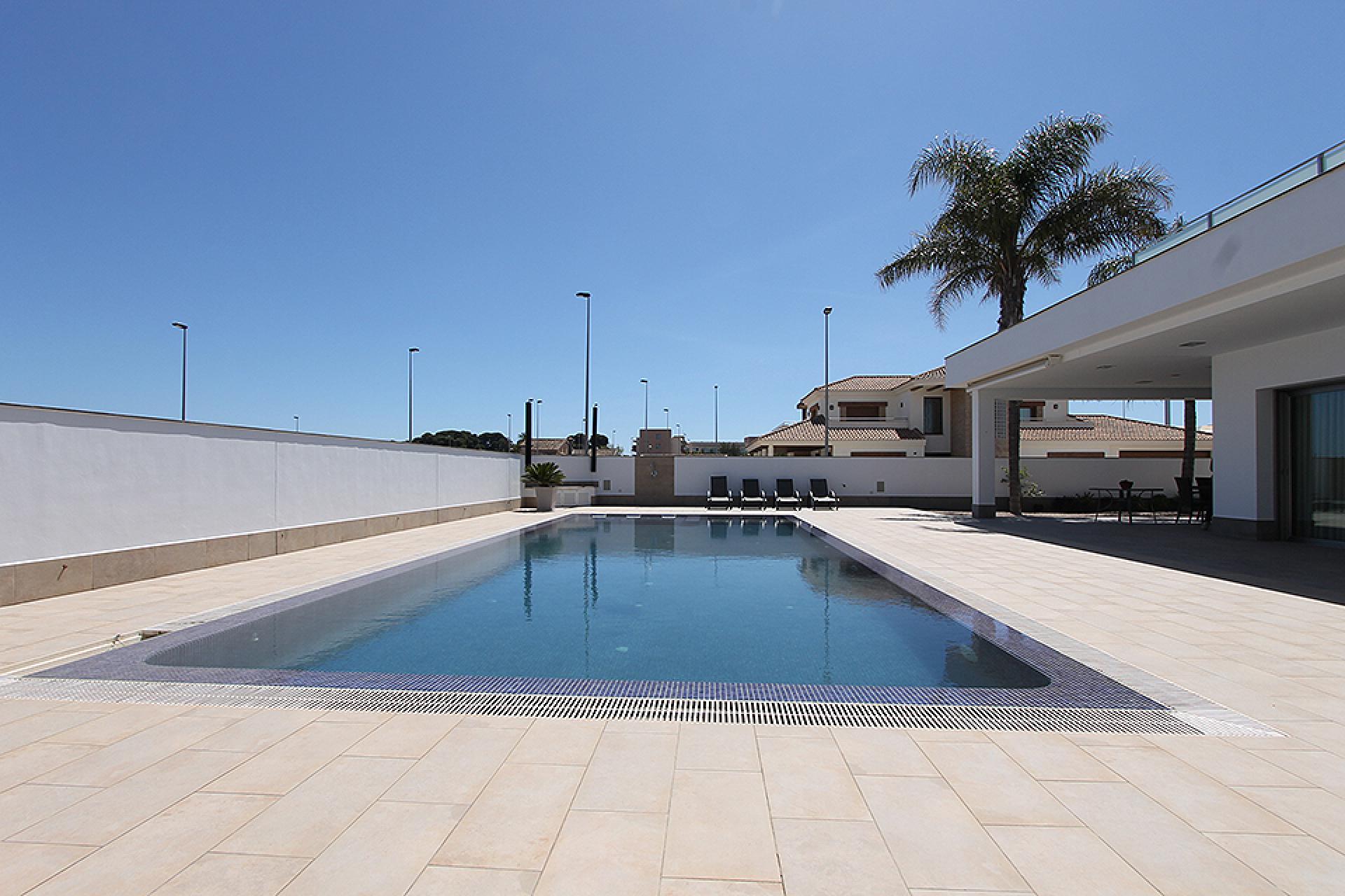 San Pedro del Pinatar, Grande villa de luxe avec 6 chambres, garage et piscine privée 