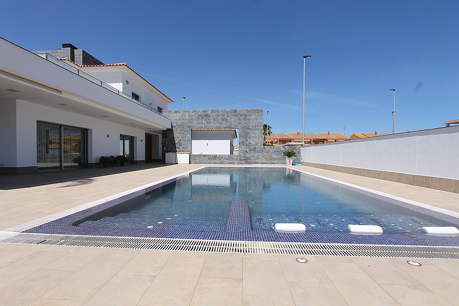 San Pedro del Pinatar, Grande villa de luxe avec 6 chambres, garage et piscine privée 