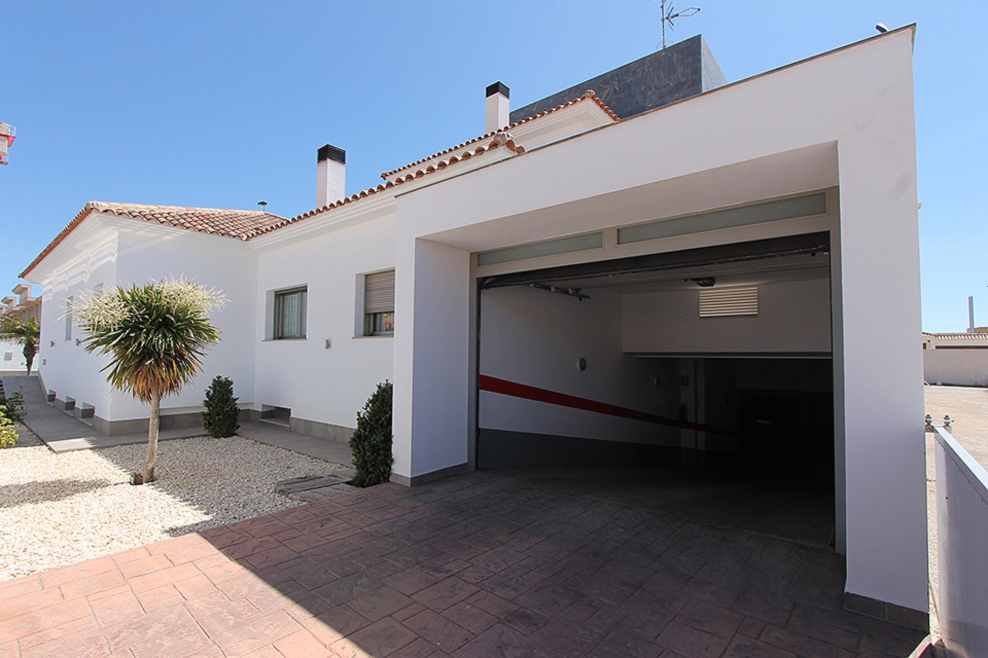 San Pedro del Pinatar, Large luxury villa with 6 bedrooms, garage and private pool 