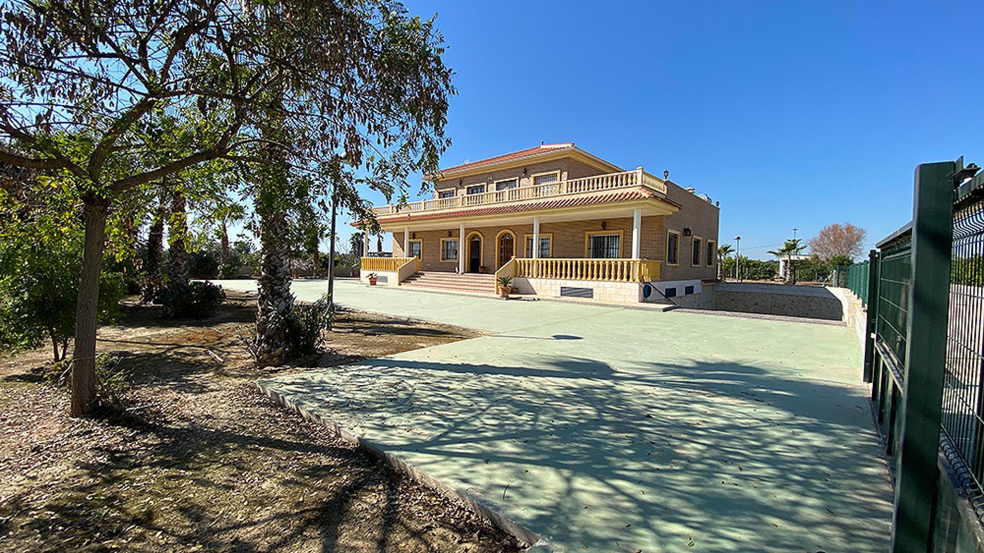Los Montesinos, 17,000 m² finca, large 6 bedroom villa with private pool