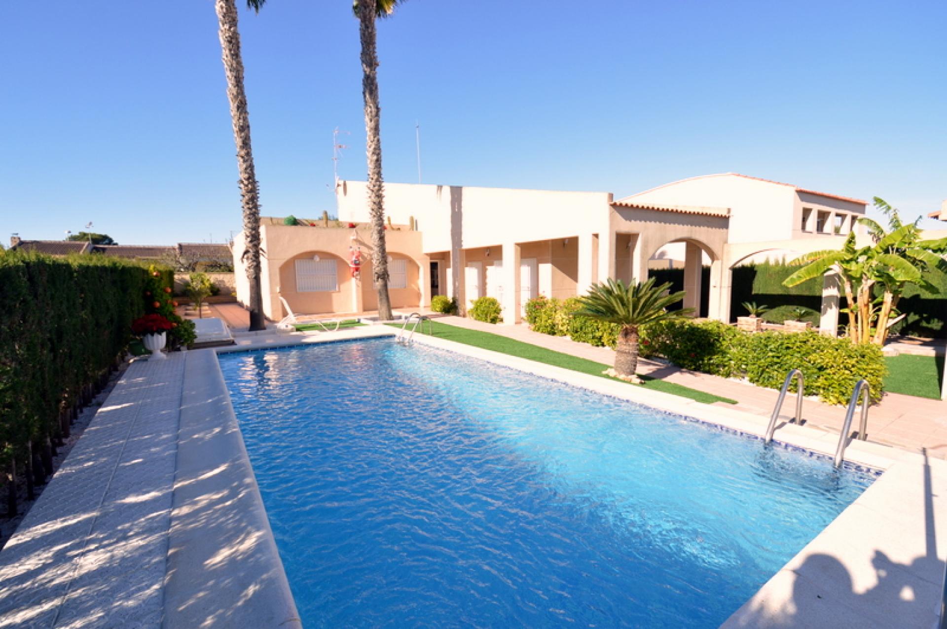 Torrevieja, Los Balcones, Villa independiente con 5 dormitorios, 3 baños y piscina privada