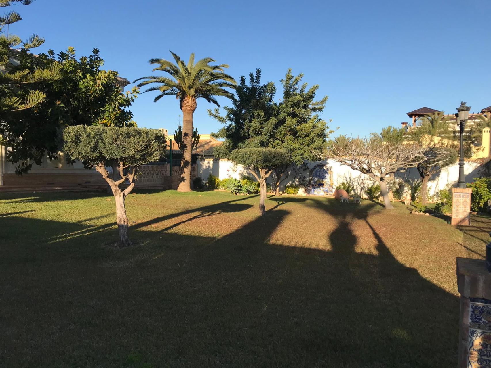 Cabo Roig, 545m2 villa on a 1500m2 plot 250m from the beach